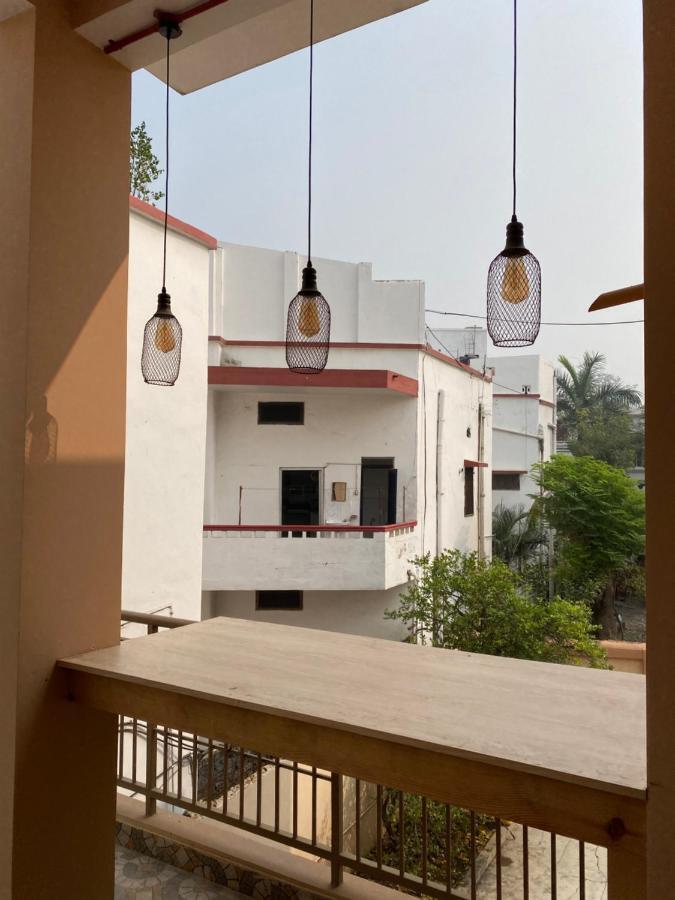Ostello Backpackers Den Lucknow Esterno foto